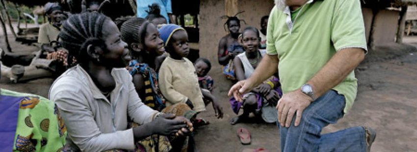 misionero en África en un poblado rural con mujeres y niños