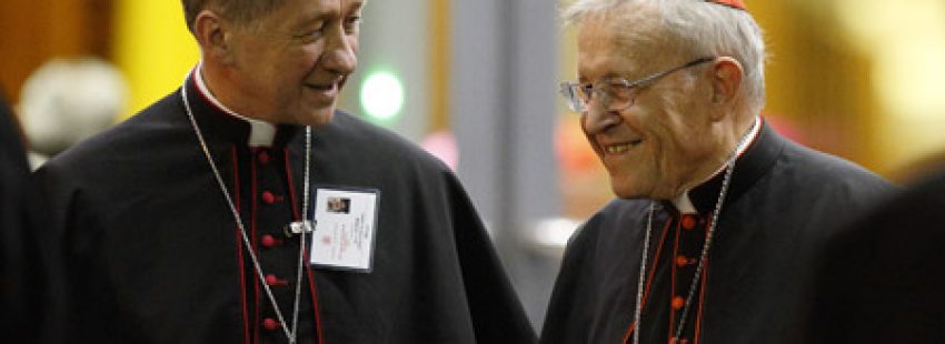 arzobispo Blase J. Cupich de Chicago y el cardenal alemán Walter Kasper en el Sínodo de la Familia 2015