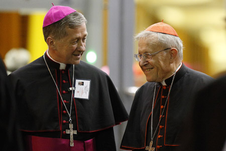arzobispo Blase J. Cupich de Chicago y el cardenal alemán Walter Kasper en el Sínodo de la Familia 2015