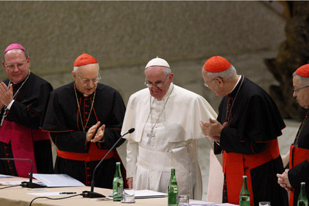 papa Francisco con varios cardenales en el acto de celebración 50 aniversario Sínodo de los Obispos 17 octubre 2015