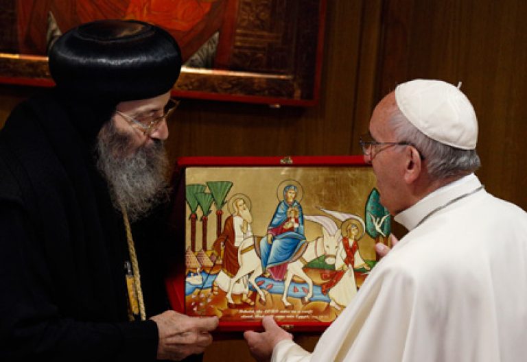 papa Francisco recibe icono de la Sagrada Familia de manos de Bishoy, representante de Iglesia ortodoxa copta de Alejandría Sinodo de la Familia 2015