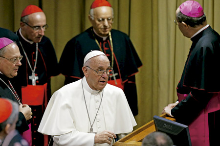 papa Francisco con obispos en el Sínodo de la Familia 2015