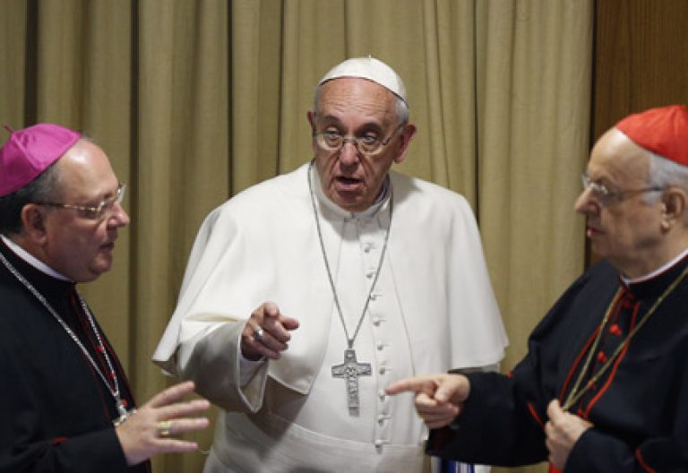 papa Francisco con Lorenzo Baldisseri secretario general del Sínodo y Fabio Fabene subsecretario