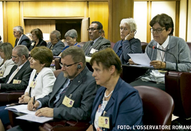 Lucetta Scaraffia y otras mujeres participantes en el Sínodo de la Familia 2015
