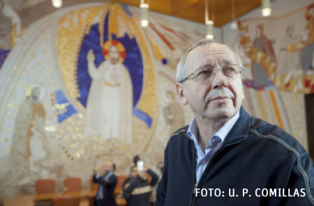 Marko Rupnik en la capilla del Santísimo de la catedral de La Almudena