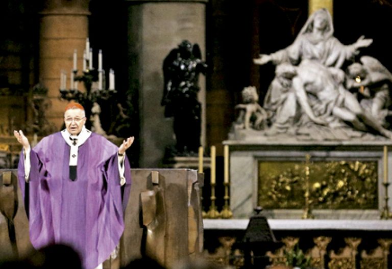 André Vingt-Trois, cardenal arzobispo de París preside una celebración por las víctimas de los atentados de París en Notre Dame 15 noviembre 2015