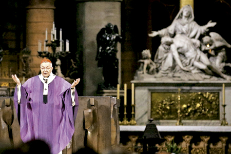 André Vingt-Trois, cardenal arzobispo de París preside una celebración por las víctimas de los atentados de París en Notre Dame 15 noviembre 2015