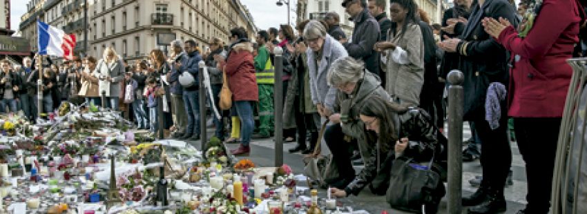gente rezando en uno de los escenarios de los atentados de París 13 noviembre 2015