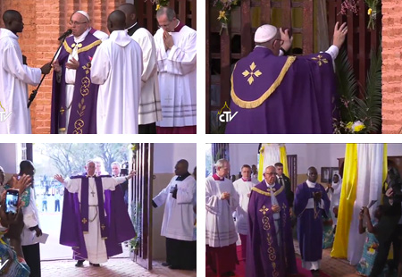 papa Francisco abre la Puerta Santa de la Catedral de Bangui República Centroafricana para abrir el Año Santo de la Misericordia 29 noviembre 2015