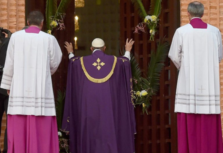 papa Francisco abre la Puerta Santa de la Catedral de Bangui República Centroafricana para abrir el Año Santo de la Misericordia 29 noviembre 2015