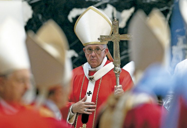 papa Francisco revestido para una celebración con el báculo