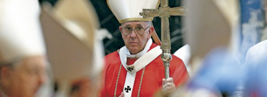 papa Francisco revestido para una celebración con el báculo