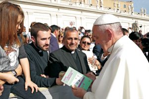 Francisco recibe el libro 'Orar con sencillez de corazón' (PPC)