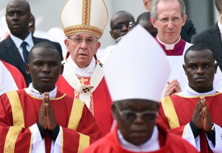 papa Francisco preside misa por los mártires de Uganda en el viaje a África sábado 28 noviembre 2015