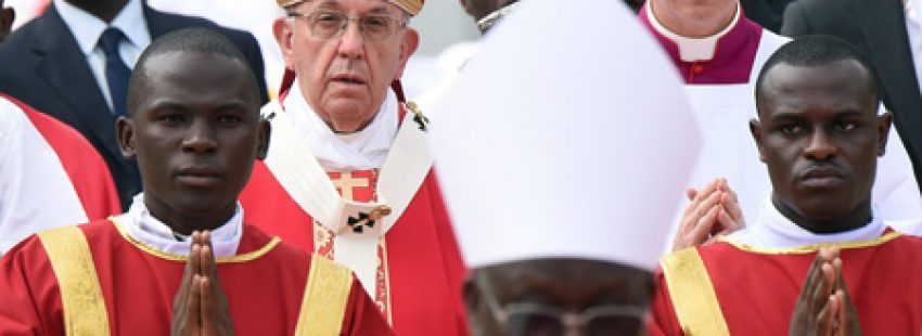 papa Francisco preside misa por los mártires de Uganda en el viaje a África sábado 28 noviembre 2015