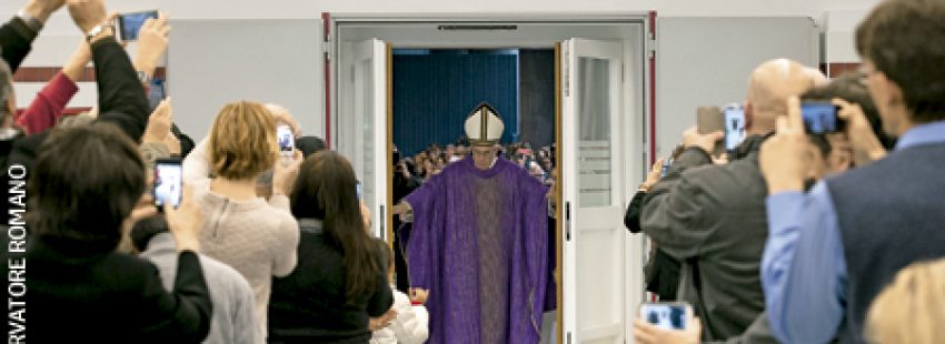 papa Francisco en el albergue de Caritas Roma donde abrio Puerta Santa de la Misericordia 18 diciembre 2015