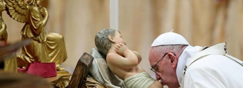 papa Francisco en la Misa del Gallo 24 diciembre 2015 besa a la figura del niño Jesús