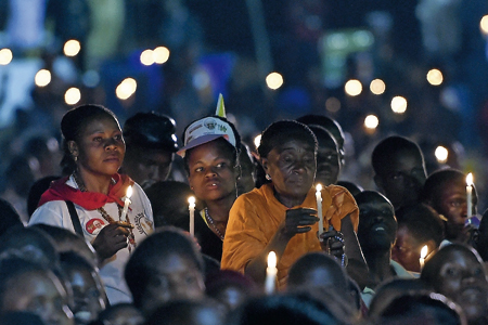 Fieles católicos ugandeses rezan con Francisco en el  templo del Mártir Munyonyo en Kampala