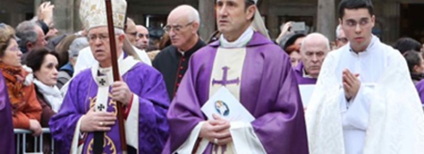 Jesús Fernández González, obispo auxiliar de Santiago de Compostela, en la celebración de apertura de la Puerta Santa e inauguración del Año Santo de la Misericordia 13 diciembre 2015