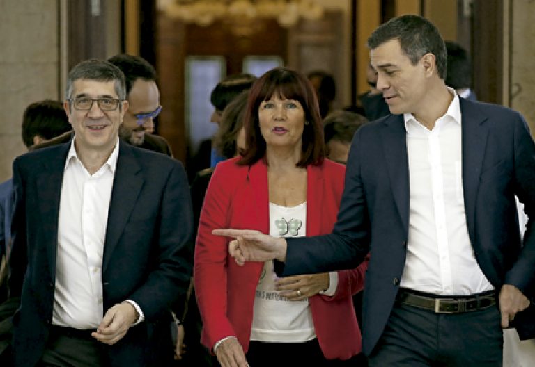 Patxi López con Pedro Sánchez y Micaela Navarro