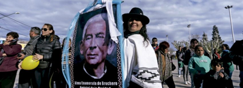 mujer lleva un póster con la imagen del Cura Brochero, primer sacerdote argentino que será canonizado en 2016