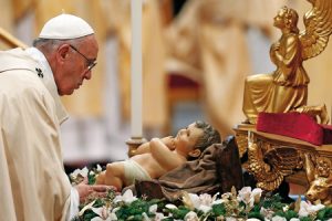 papa-francisco-navidad-2015-2016-adoracion-nino-jesus-G