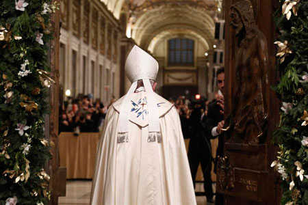 El papa Francisco atraviesa la Puerta Santa de la basílica de Santa María la Mayor para celebrar el Año Nuevo