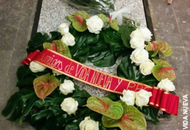 corona de flores de Vida Nueva y PPC para el funeral de Alberto Iniesta Madrid 4 enero 2015