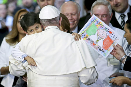 papa Francisco abraza a un niño en la visita a un hospital infantil en Ciudad de México viaje 12-18 febrero 2016