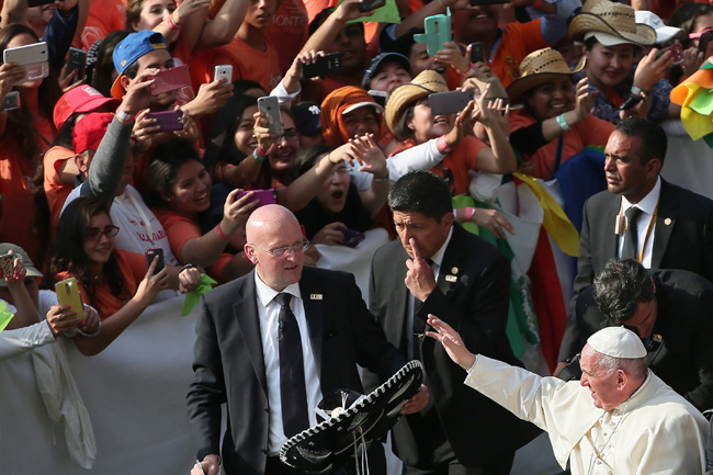 papa Francisco con los jóvenes de México papa Francisco encuentro con los jóvenes de México en Morelia 16 febrero 2016