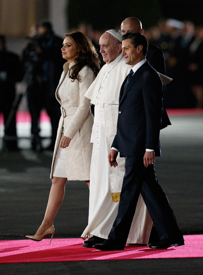 papa Francisco aterriza en el aeropuerto de Ciudad de México primer recibimiento 12 febrero 2016