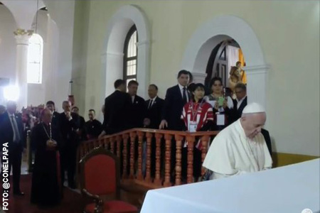 papa Francisco ante la tumba del obispo Samuel Ruiz