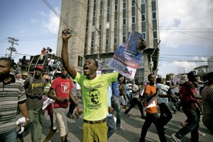 grupo de jóvenes opositores en Haití se manifiesta contra el presidente Michel Martelly cuando dimite febrero 2016