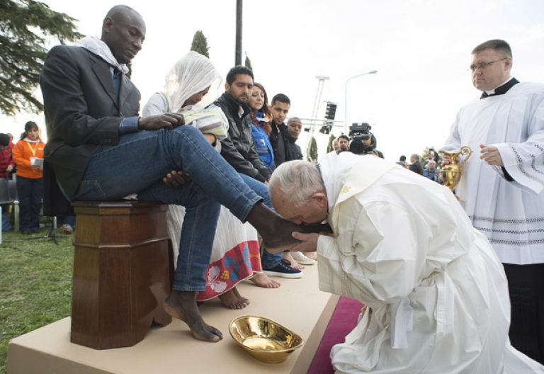 papa Francisco lava los pies a doce refugiados en un centro de Roma lavatorio de pies Jueves Santo 24 marzo 2016