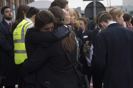 víctimas se abrazan y lloran por los atentados de Bruselas 22 marzo 2016