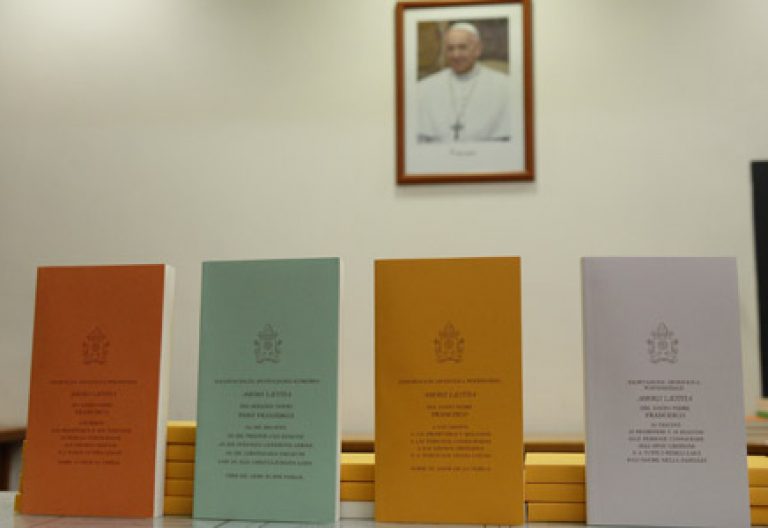 cuatro volúmenes de Amoris laetitia exhortación papa Francisco sobre amor en la familia