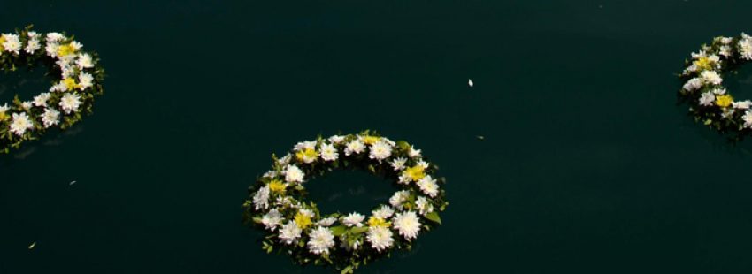Corona de flores lanzada al mar por el Papa en Lesbos