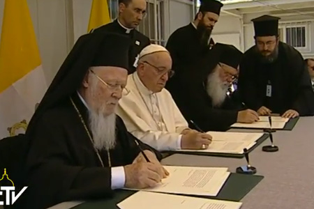 papa Francisco, patriarca Bartolomé y arzobispo ortodoxo Ieronymos firman declaración conjunta a favor de los refugiados en Moria, Lesbos, 16 abril 2016