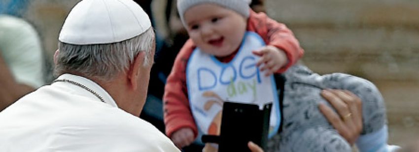 papa Francisco con un bebé en una audiencia general