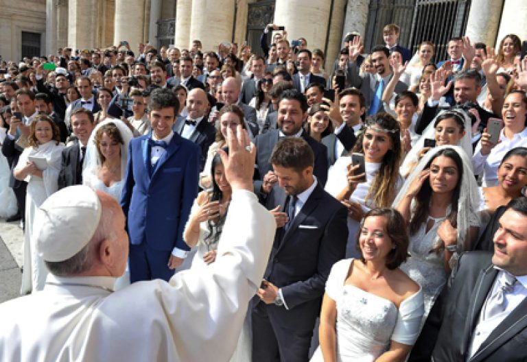 papa francisco bendice a novios matrimonio
