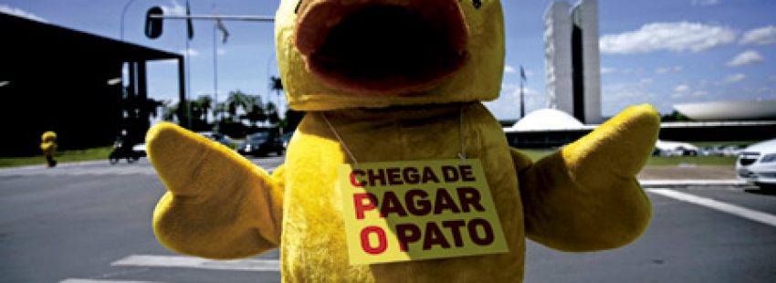 Mascota de la patronal brasileña pidiendo la imputación de la presidenta Dilma Rousseff