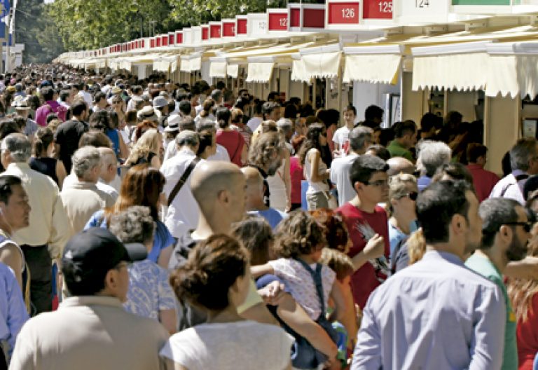 gente paseando en el Parque del Retiro en la Feria del Libro de Madrid 2014