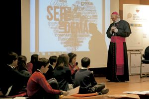 Carlos Osoro, arzobispo de Madrid, en un encuentro con niños de la Fundación Educación y Evangelio para presentar su libro Con rostro de misericordia PPC 27 abril 2016