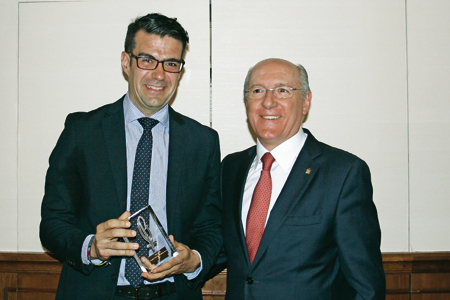 José Beltrán recibe el Premio "Lolo" de Periodismo Joven de la UCIP-E