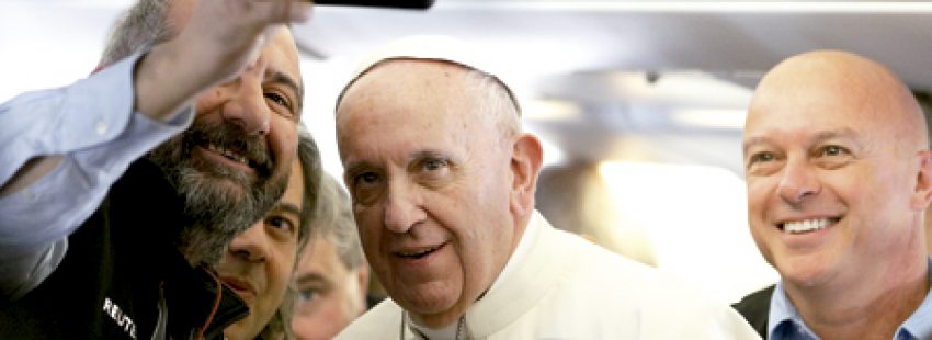 papa Francisco se hace un selfie con periodistas