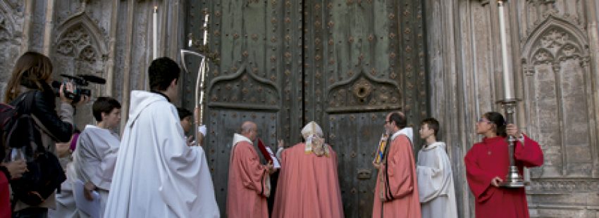Francesc Pardo, obispo de Girona, durante la apertura de la Puerta Santa en el Año Jubilar de la Misericordia diciembre 2015