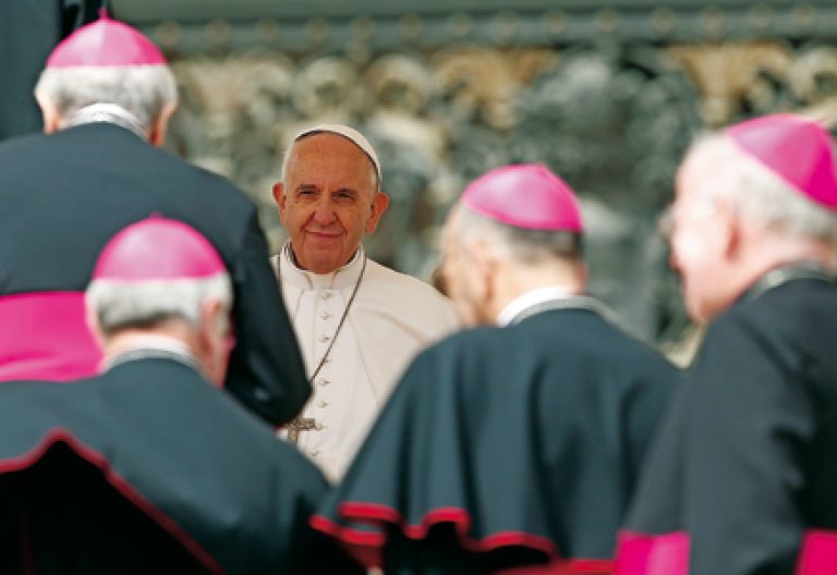 Papa con obispos