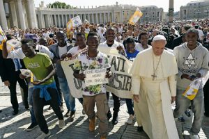 El Papa con el grupo de refugiados