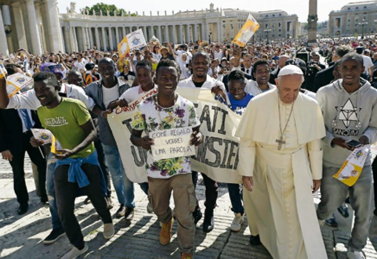 El Papa con el grupo de refugiados