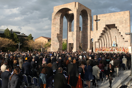 catedral apostólica de Echmiadzín, Armenia, canonización de las víctimas del genocidio armenio abril 2015